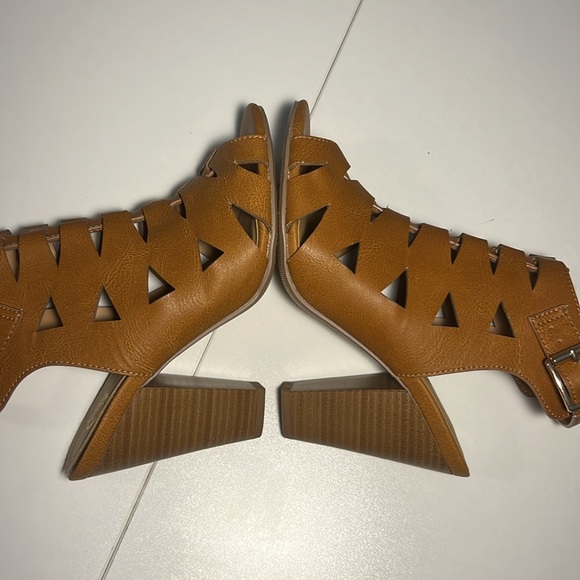 👠Beautiful Camel Colored High Heels 👠 - Picture 4 of 7